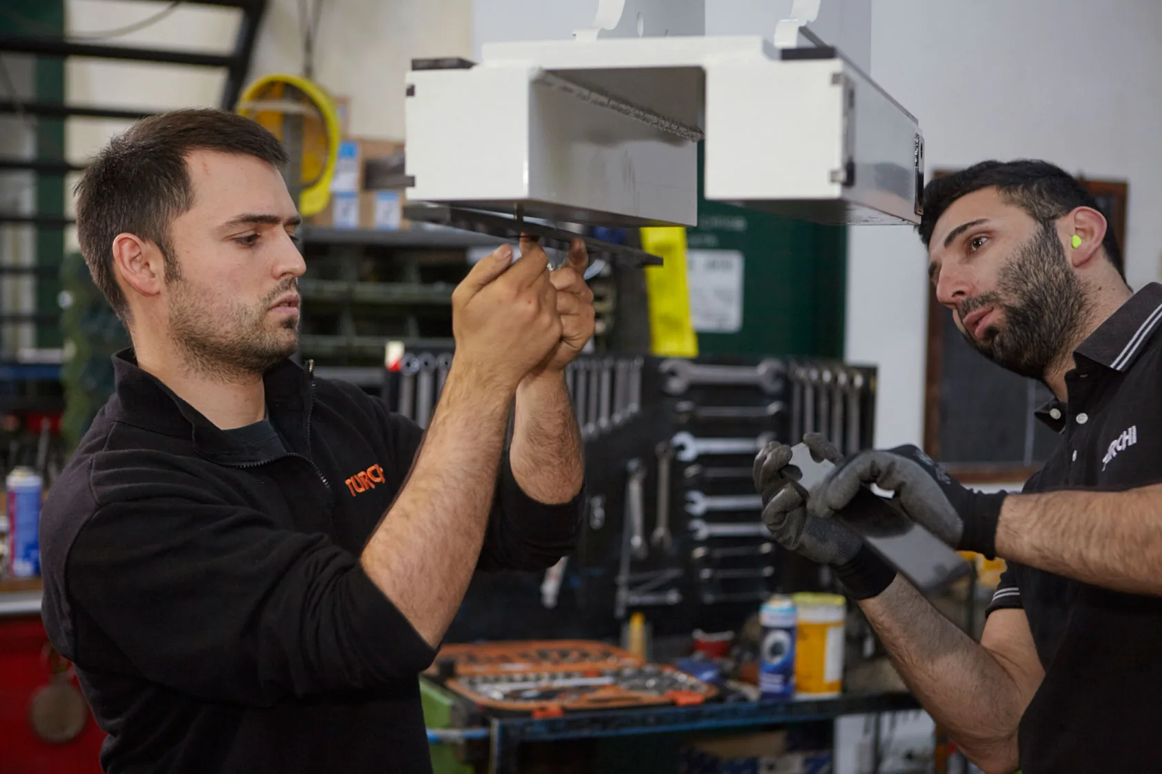 İki TURCHI teknisyeni İtalyan tesiste kendinden tahrikli bir kazık çakıcının hidrolik bileşenini birlikte monte ediyor