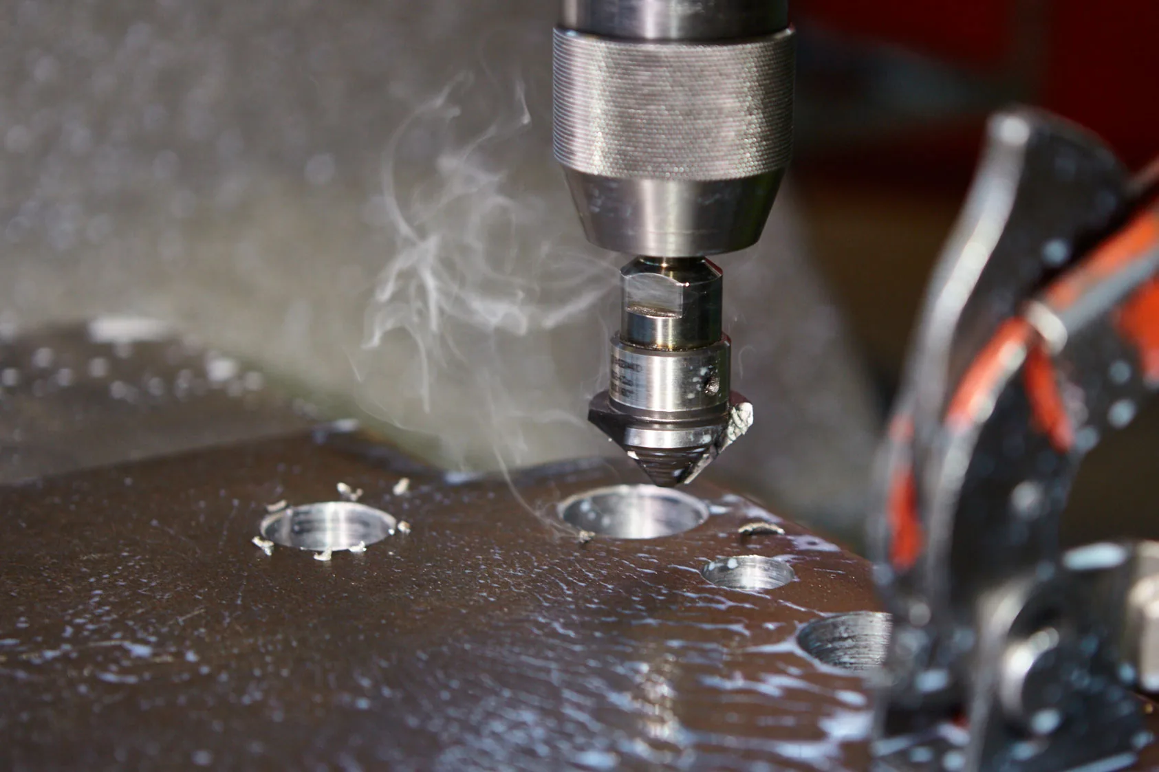 TURCHI kazık çakıcıları için çelik parçaların hassas CNC işlemesi — endüstriyel freze iş başında