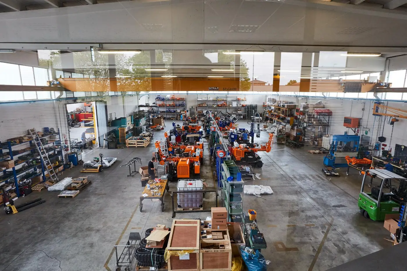 Kendinden tahrikli hidrolik kazık çakıcıların montaj ve test aşamasında olduğu TURCHI üretim tesisine genel bakış