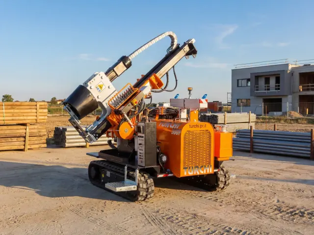 آلة دق خوازيق TURCHI 300F تعمل في محطة شمسية على نطاق utility-scale