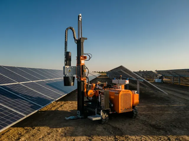 Battipalo TURCHI 300F in un campo fotovoltaico al tramonto