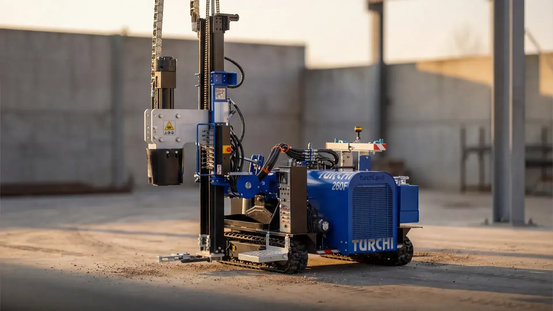 آلة دق خوازيق هيدروليكية ذاتية الحركة TURCHI 260F في موقع طريق