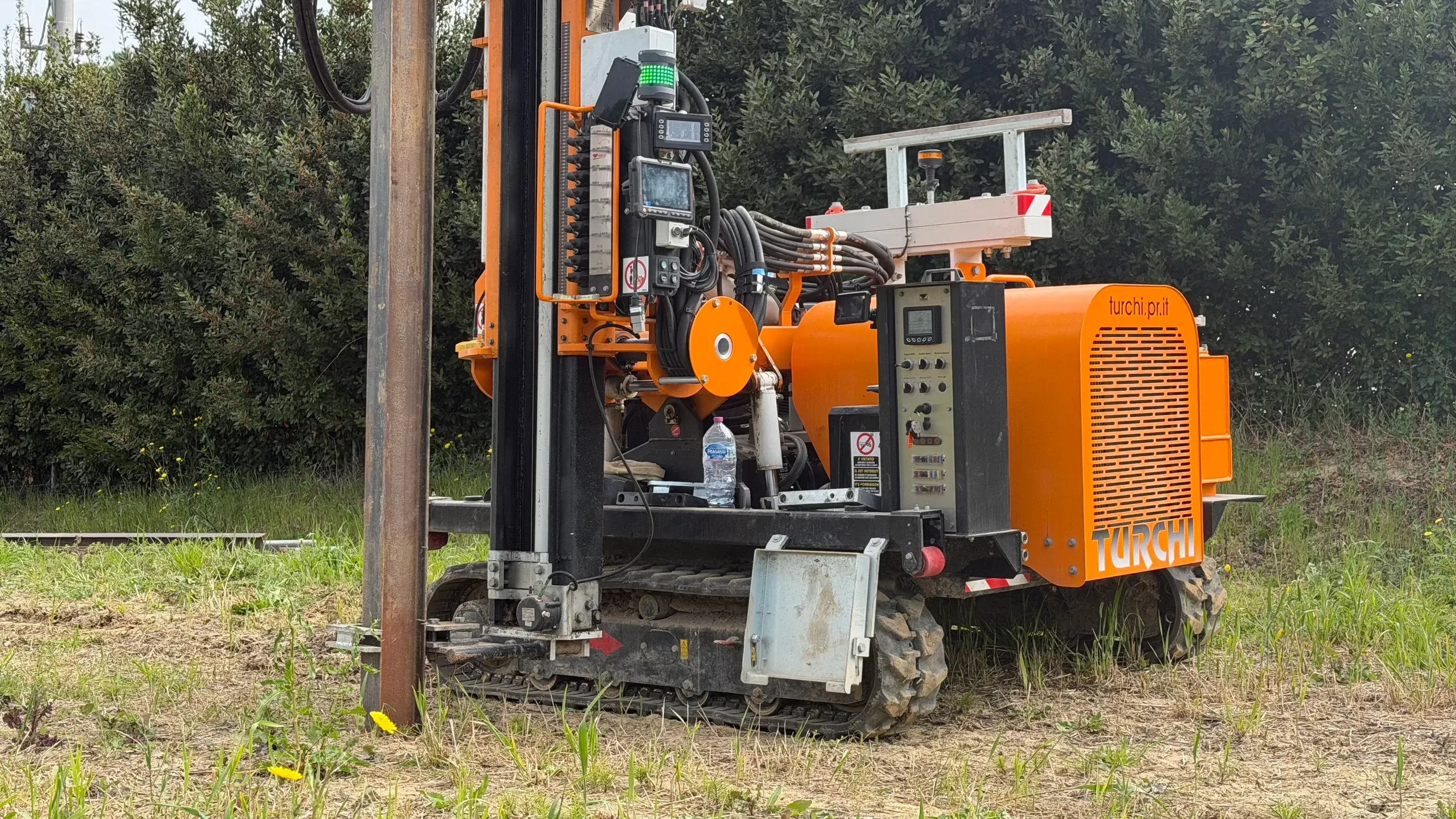 Hincadora autopropulsada TURCHI 300F clavando un poste en una obra