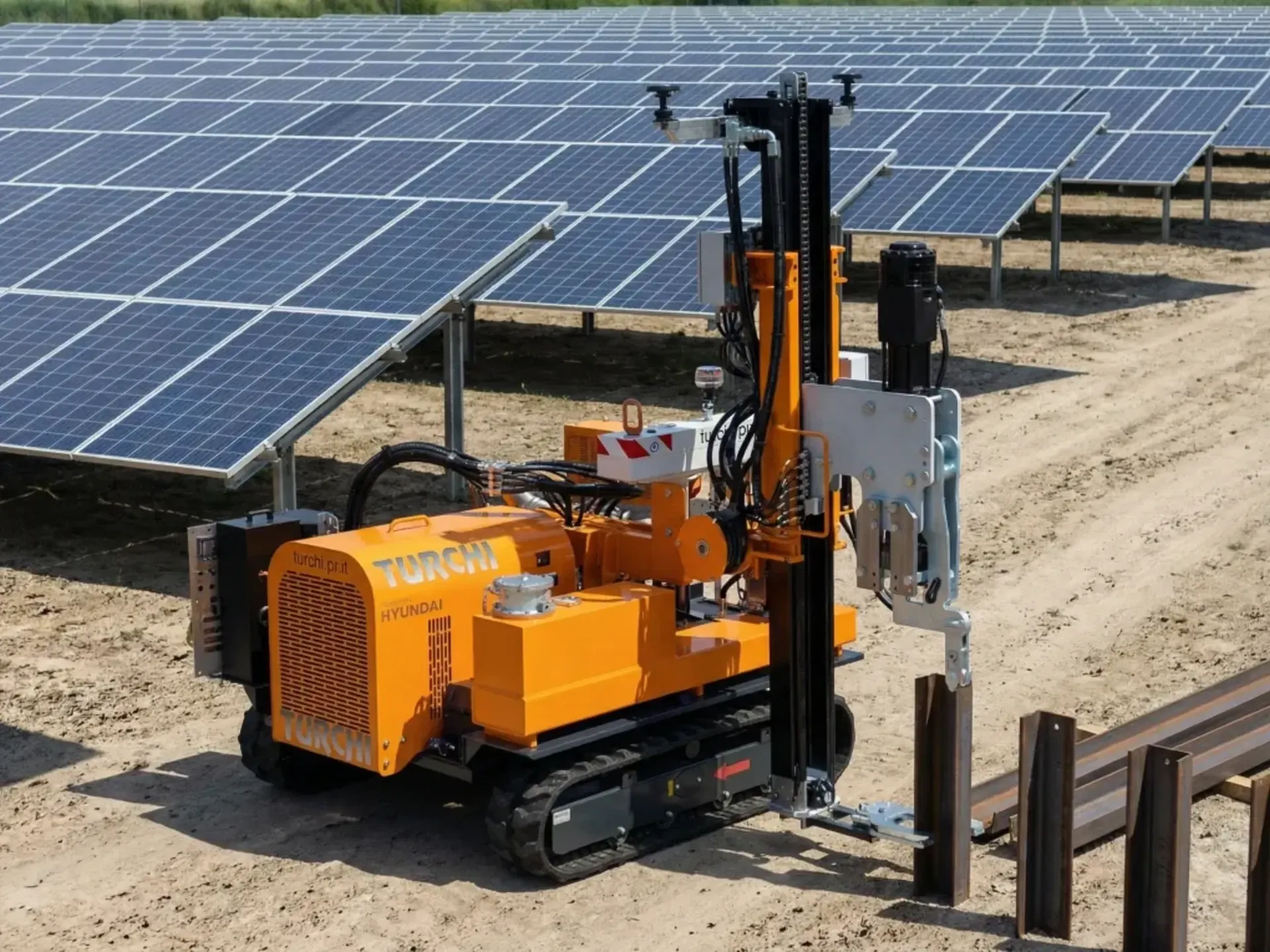 TURCHI Rammgerät zum Einpressen von Pfählen für Photovoltaikanlagen