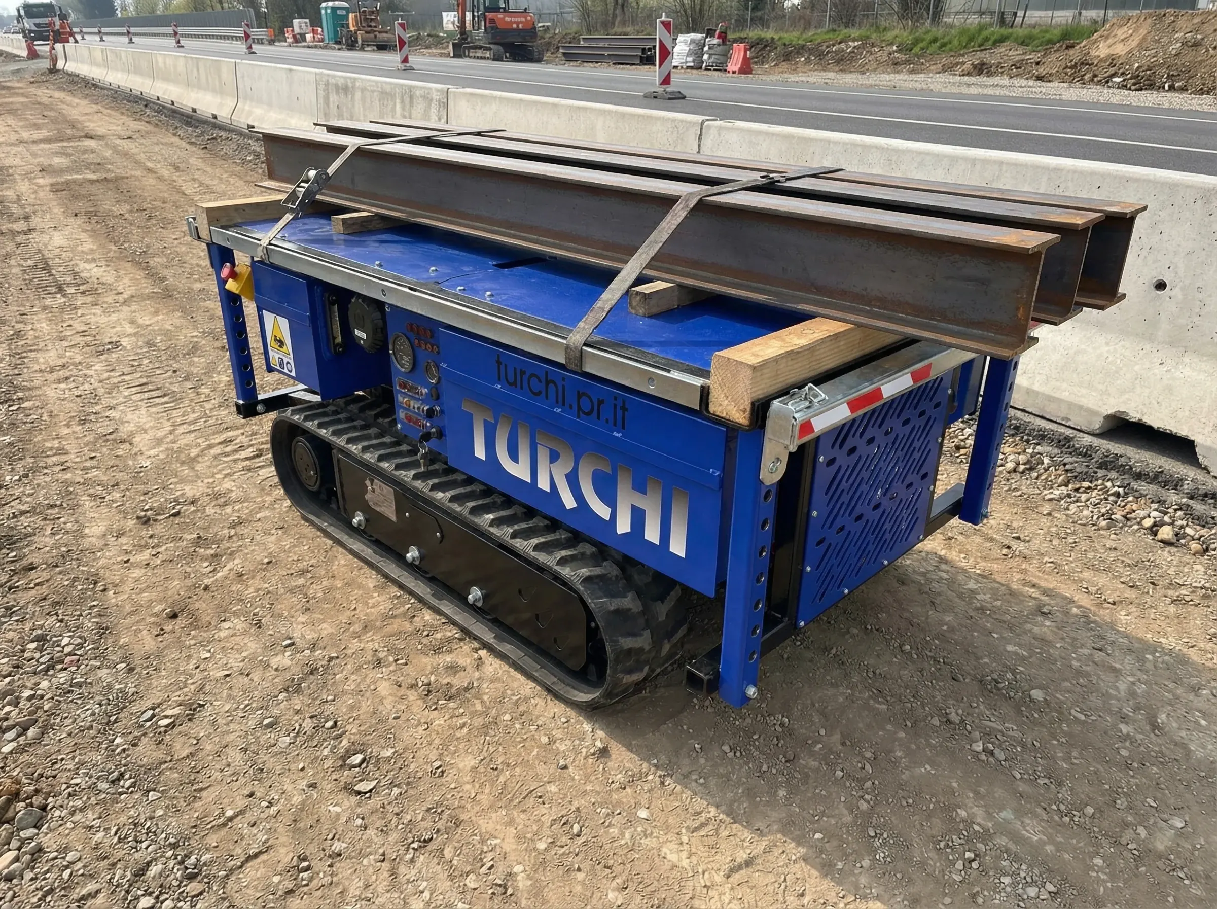 TURCHI CARRETTO PORTAPALI في موقع طرق مع خوازيق جاهزة للتركيب