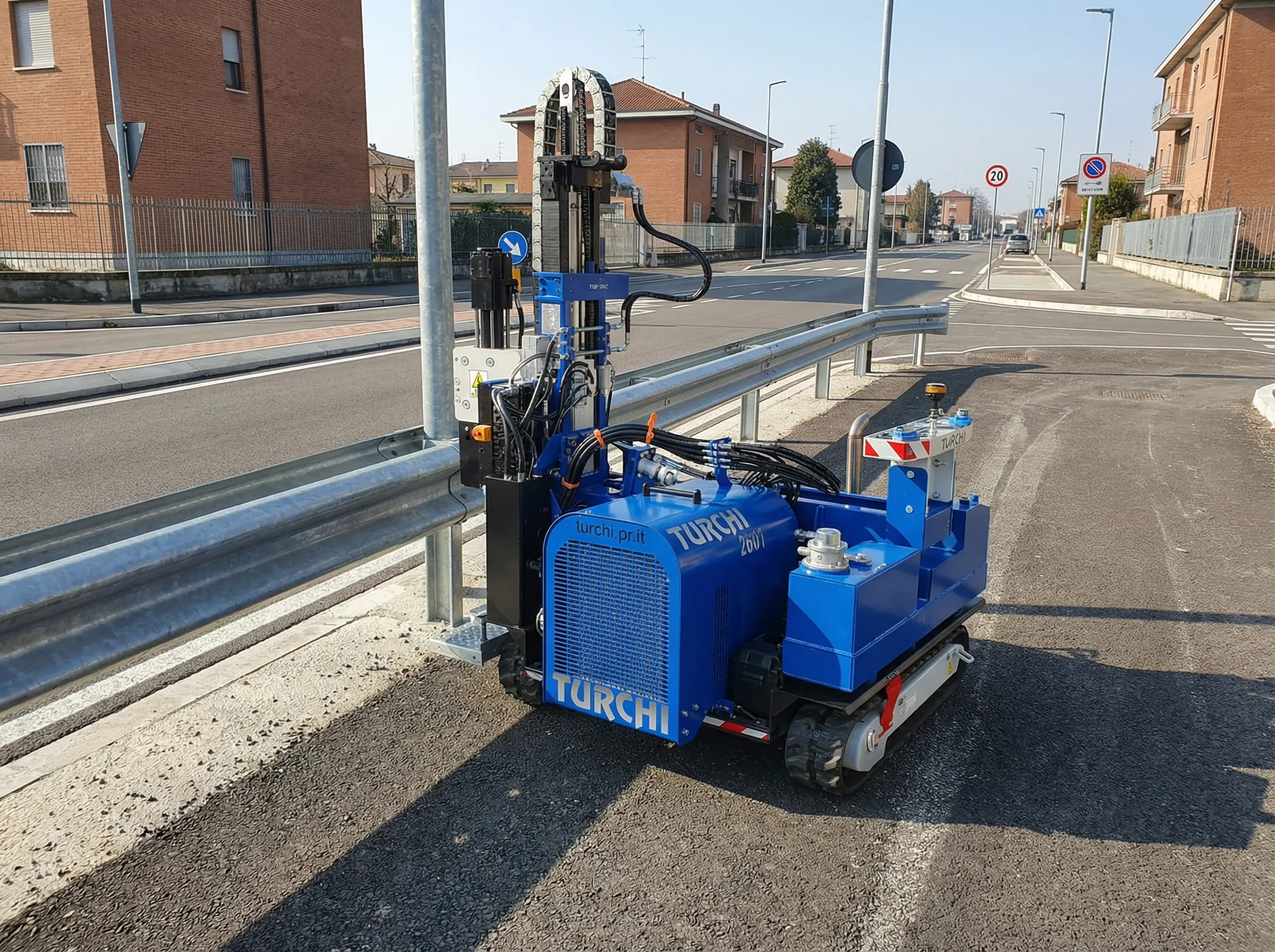 TURCHI 260F cölöpverő gép szalagkorlát-oszlopokat ver le egy mellékúton
