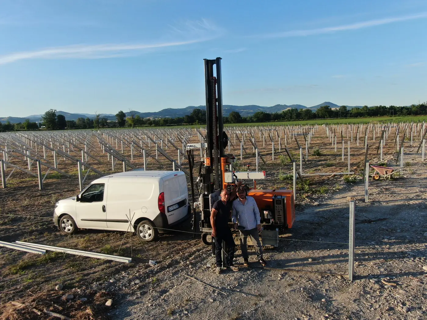 Cantiere di Voghera (PV) — consegna della macchina tra le file di pali infissi