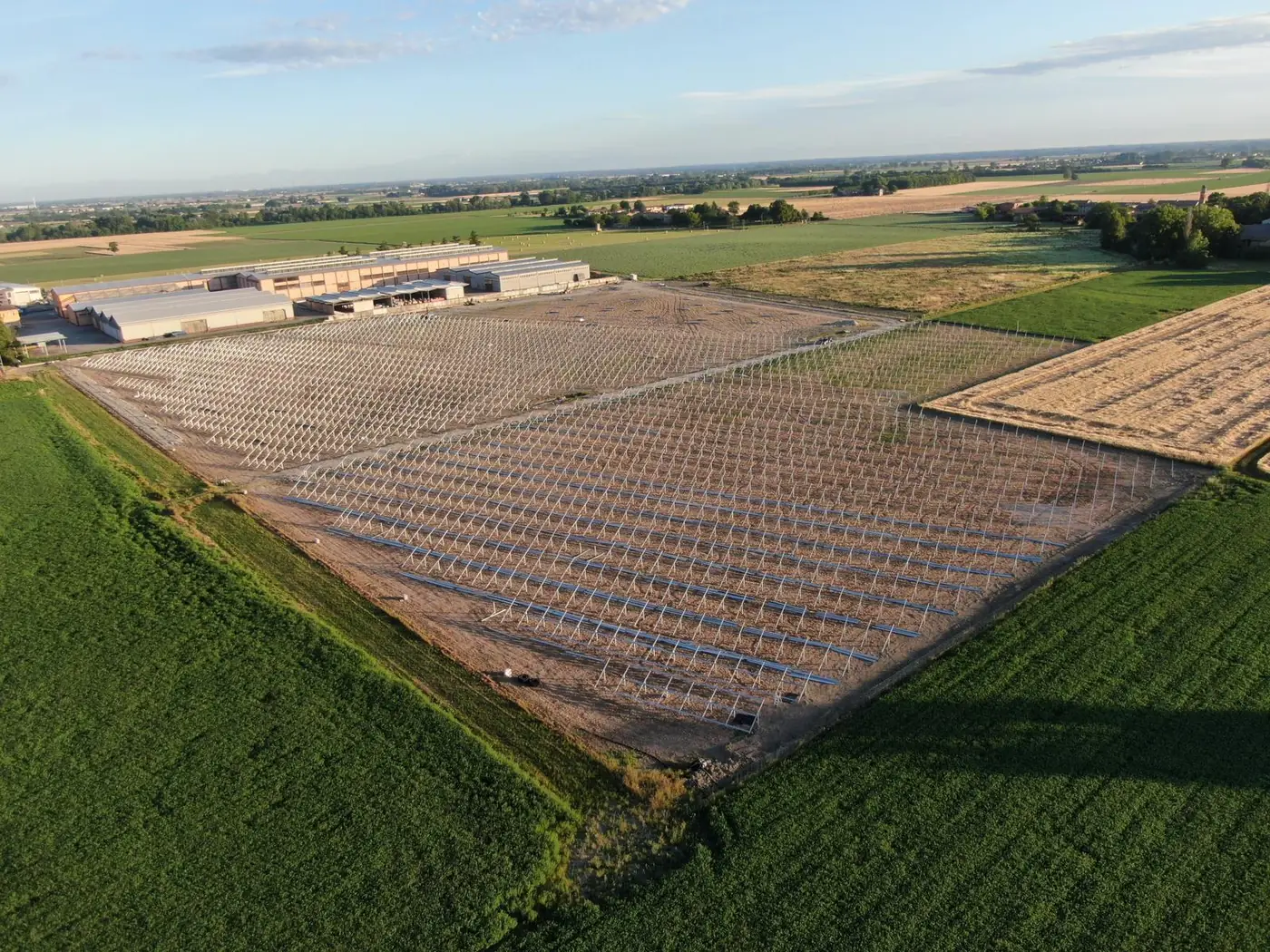 Cantiere fotovoltaico a Voghera (PV) — vista aerea dopo l'infissione dei pali