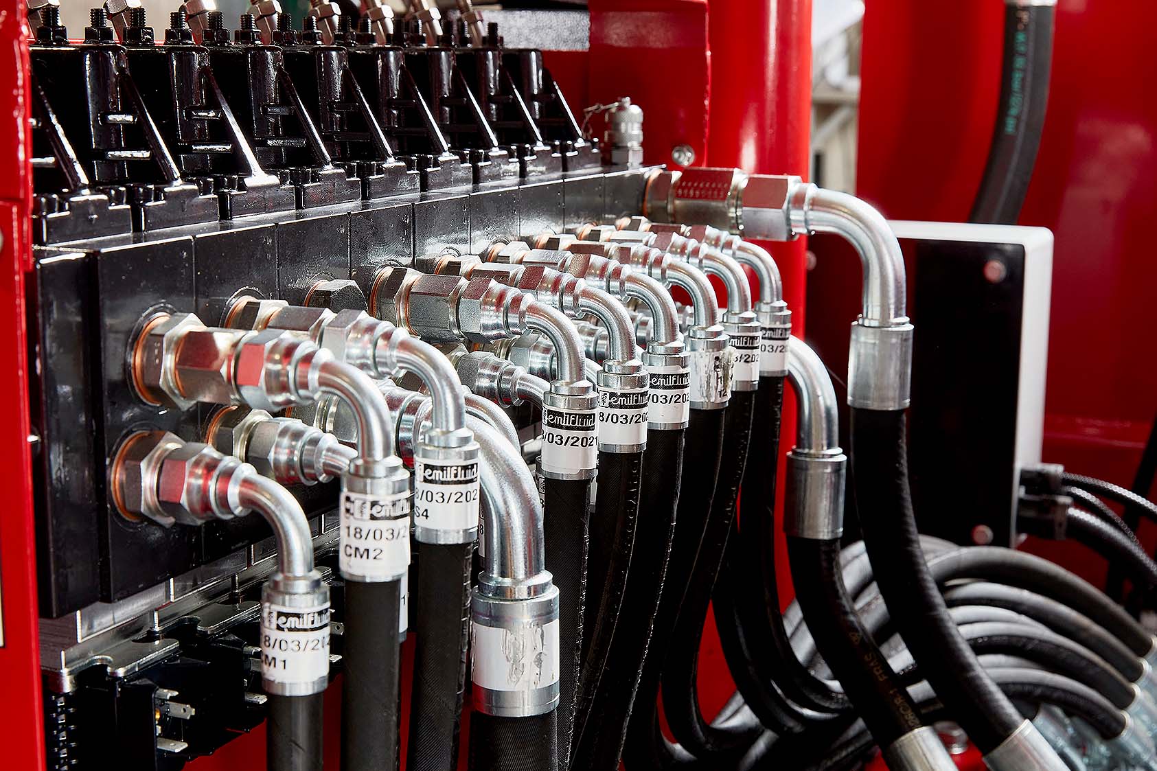 [ФОТО: Вигляд збоку палебійної машини TURCHI з позначеннями гідравлічних компонентів — блок живлення, клапани, циліндри, молот]